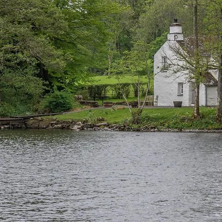 Hullet Hall * Lakeside